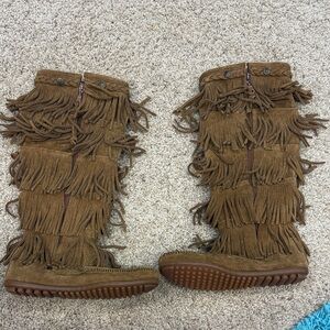Minnetonka Women Leather 5-Layer Fringe Brown Moccasin Boots, Sz 7, NWOT